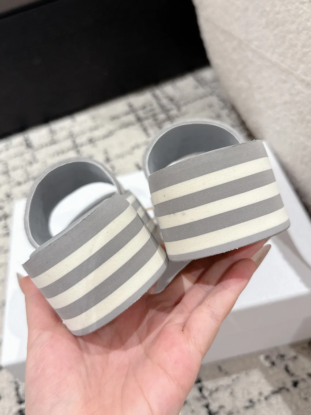 👟👟Ex-factory price 440👟👟 DIOR Dway fabric embroidered logo open toe 7cm thick sole one-word strap slippers CD letter logo three-dimensional embroidery thick bottom round toe open toe slippers The original development of the top version on the market, soft and delicate foot feel, extremely comfortable.  ✔️Upper: imported electro-embroidered cotton technical fabric ✔️Inner lining: water-dyed cowhide foot pad lining ✔️Outsole: original combination outsole ✔️Sole thickness: 7cm ✔️Size: #35-41 (40.41. Customized, non-refundable and non-exchangeable)